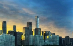 没人能改变大环境，所以不用浪费表情去悲伤，要适应变化去做有用的事情